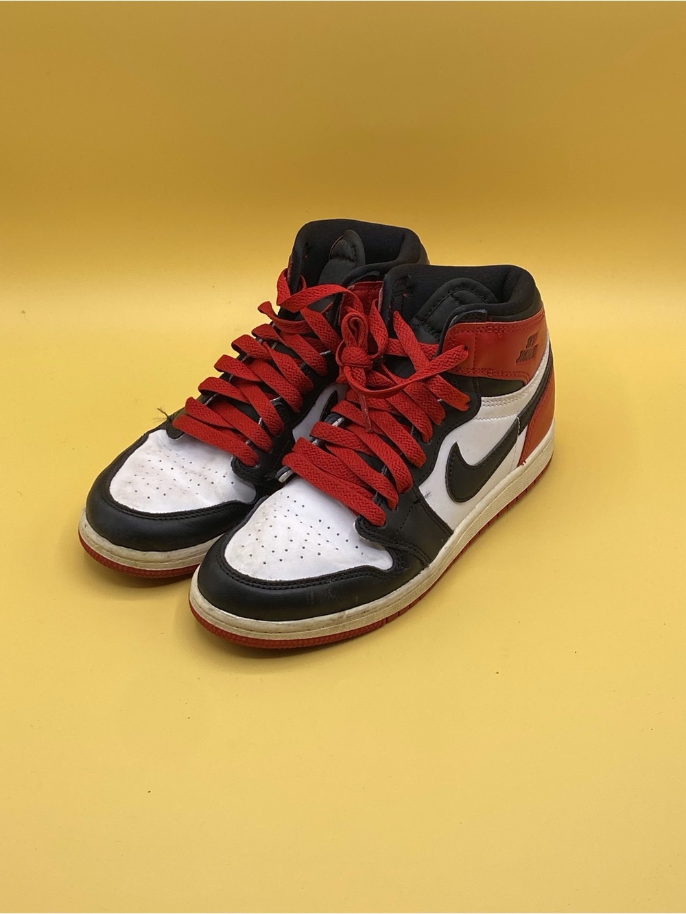 Nike Air Jordan 1 Retro High OG "Black Toe" - Picture 2 of 4